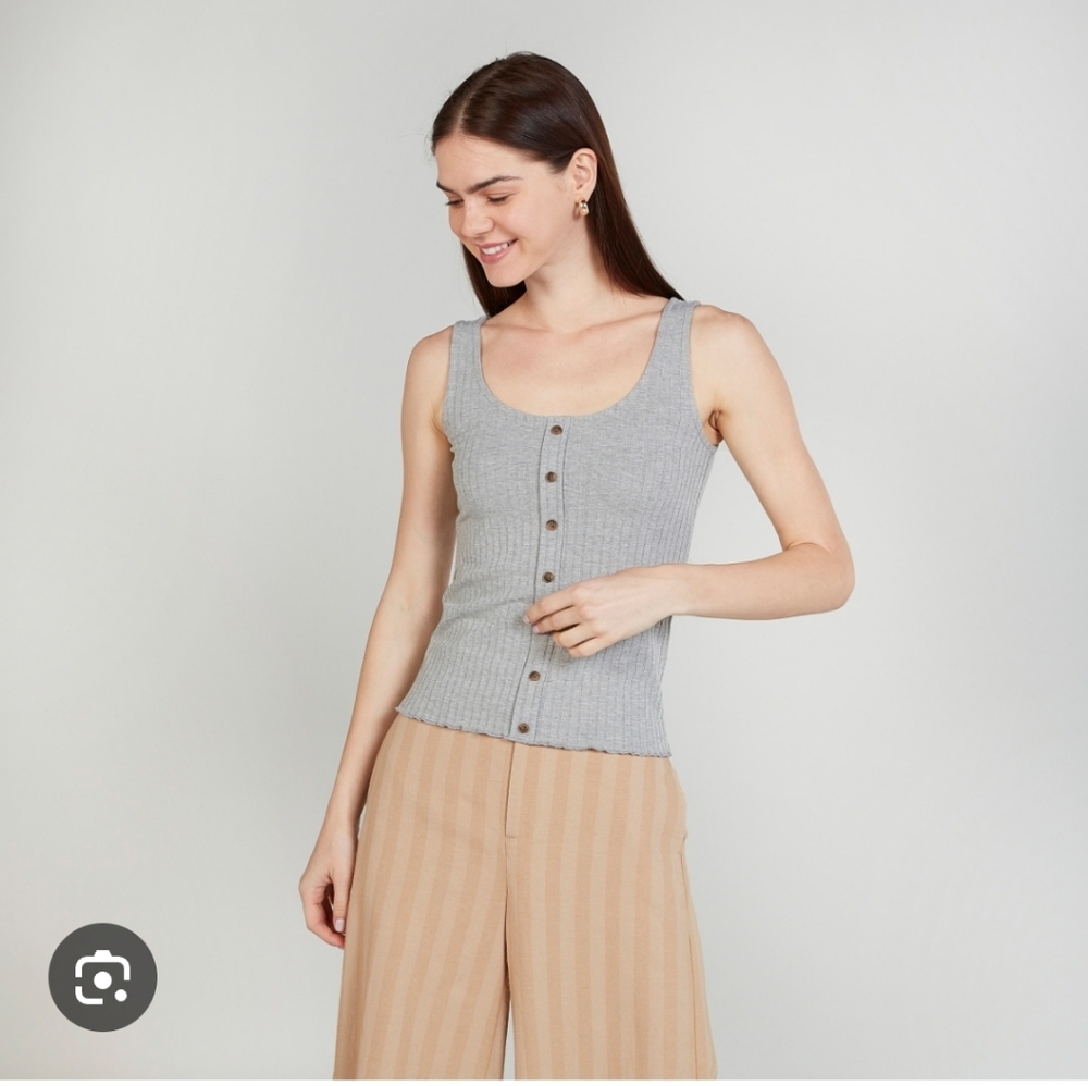 Moon & Madison buttoned up tank top